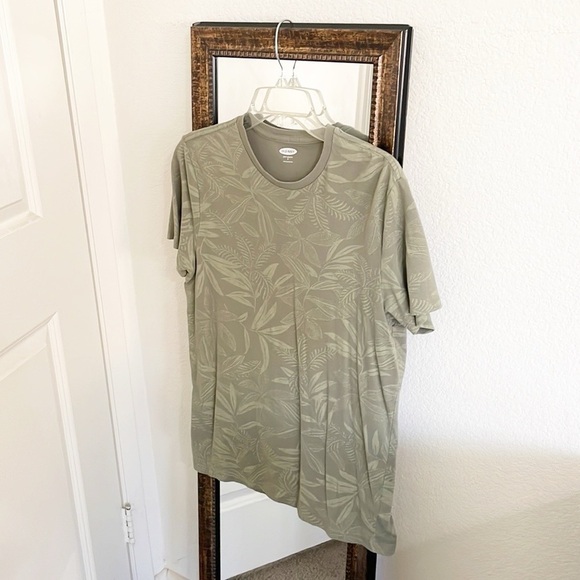 Old Navy leaf print short sleeve t-shirt - Picture 1 of 3